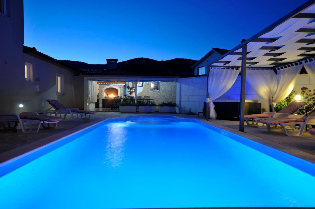 Beautiful Holiday Home "Villa Luka" Kaštel Štafilić Dış mekan fotoğraf