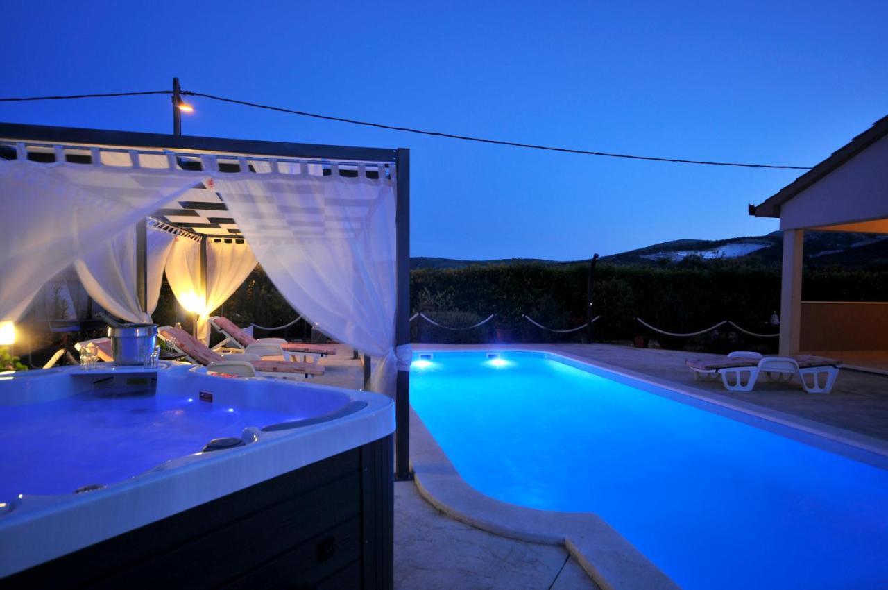 Beautiful Holiday Home "Villa Luka" Kaštel Štafilić Dış mekan fotoğraf