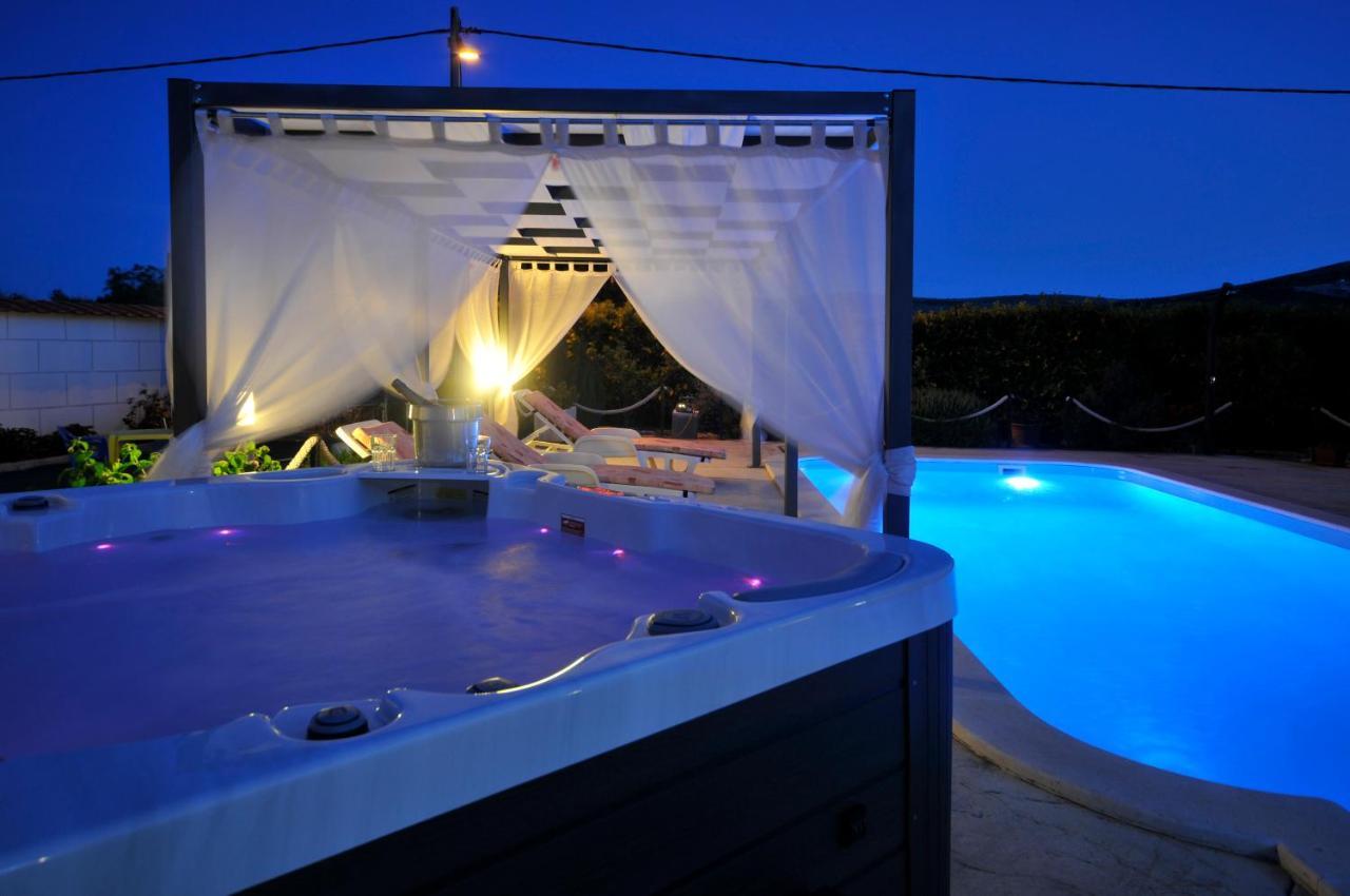 Beautiful Holiday Home "Villa Luka" Kaštel Štafilić Dış mekan fotoğraf