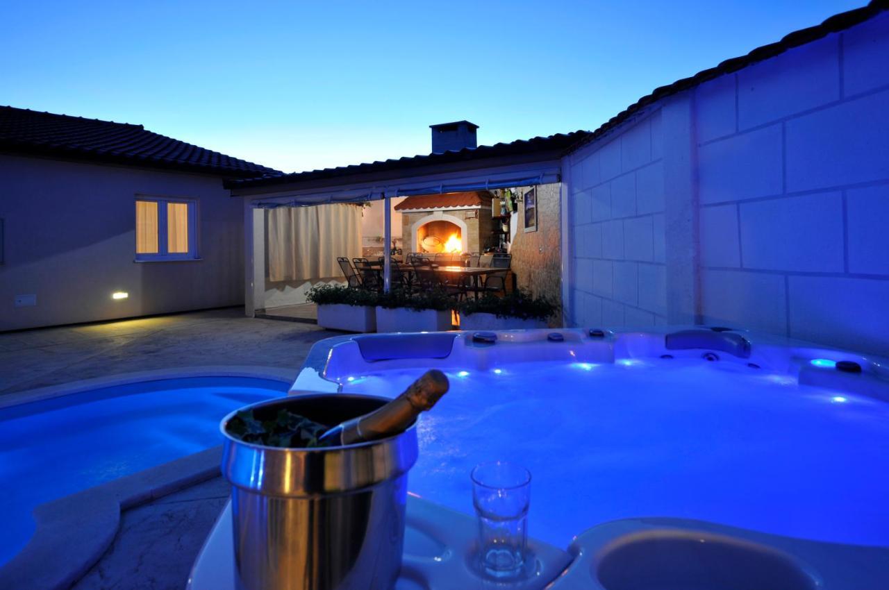 Beautiful Holiday Home "Villa Luka" Kaštel Štafilić Dış mekan fotoğraf
