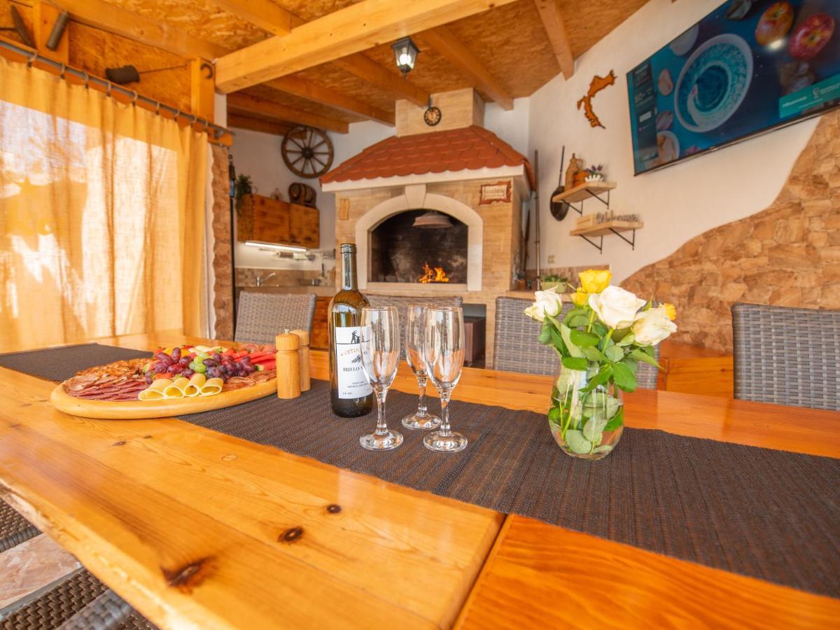 Beautiful Holiday Home "Villa Luka" Kaštel Štafilić Dış mekan fotoğraf