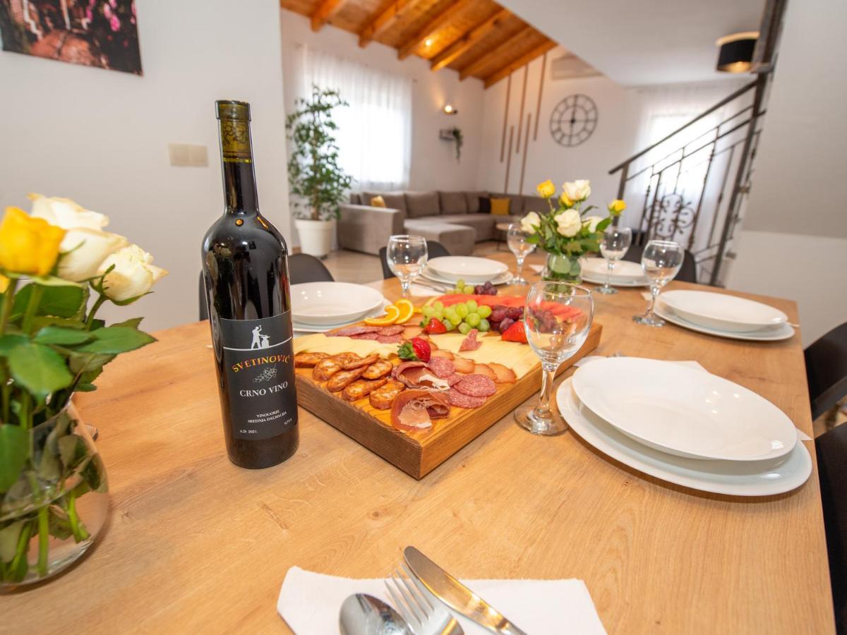 Beautiful Holiday Home "Villa Luka" Kaštel Štafilić Dış mekan fotoğraf