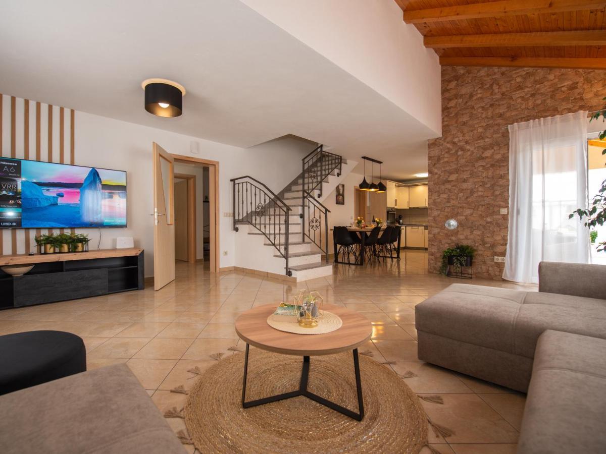Beautiful Holiday Home "Villa Luka" Kaštel Štafilić Dış mekan fotoğraf