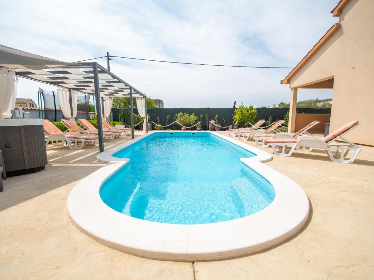 Beautiful Holiday Home "Villa Luka" Kaštel Štafilić Dış mekan fotoğraf