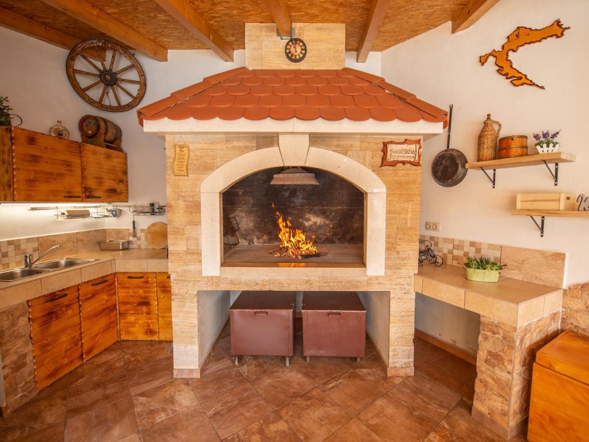 Beautiful Holiday Home "Villa Luka" Kaštel Štafilić Dış mekan fotoğraf