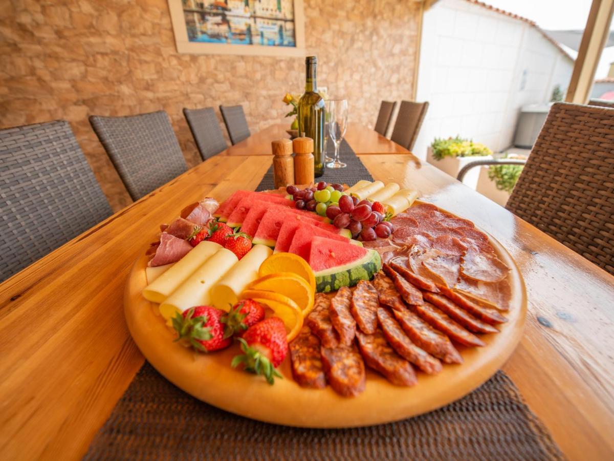 Beautiful Holiday Home "Villa Luka" Kaštel Štafilić Dış mekan fotoğraf