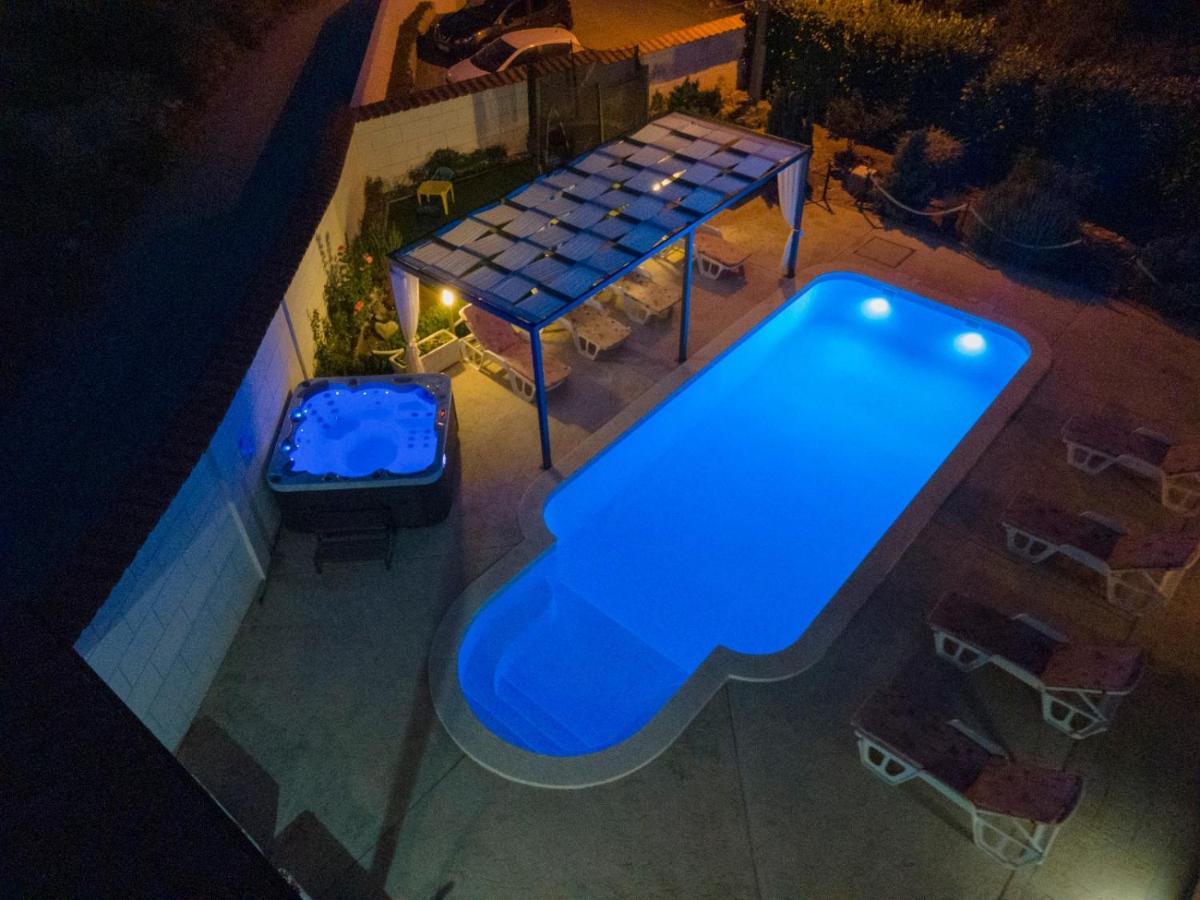 Beautiful Holiday Home "Villa Luka" Kaštel Štafilić Dış mekan fotoğraf