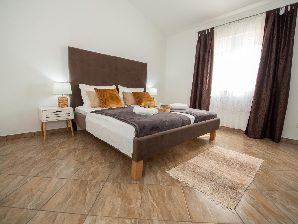 Beautiful Holiday Home "Villa Luka" Kaštel Štafilić Dış mekan fotoğraf